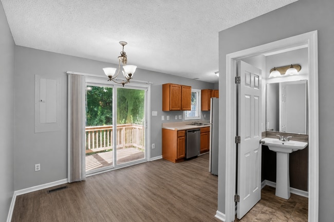 Building Photo - End Unit Townhouse in King George