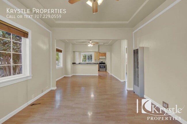 Building Photo - Darling cottage house on large lot. Baseme...
