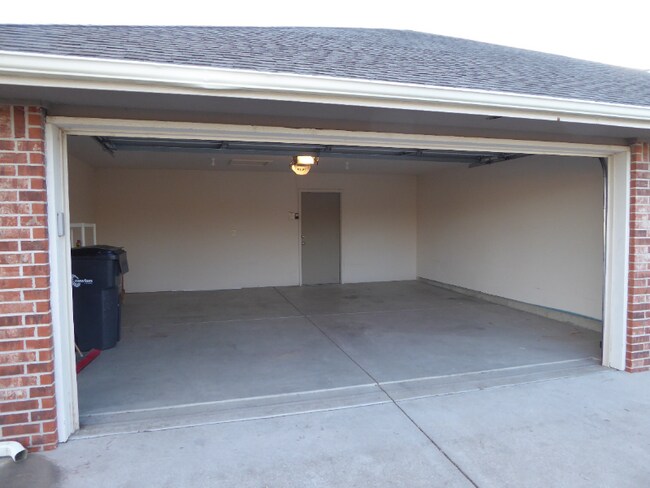 Building Photo - 3013 Cottonwood Hill Dr