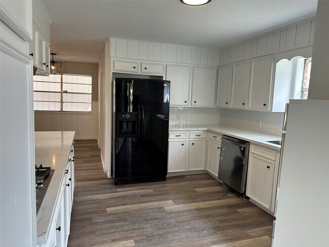 Foto del edificio - 4821 Burning Tree Dr