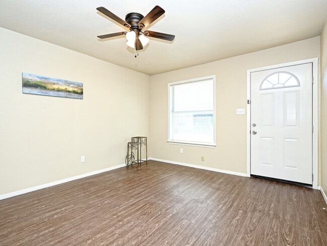 Building Photo - 2306 Cottonwood Dr