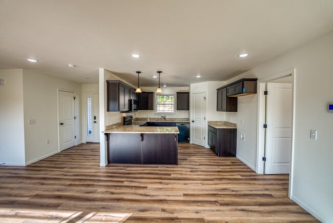 Building Photo - 204 E Sunset Cove Ln