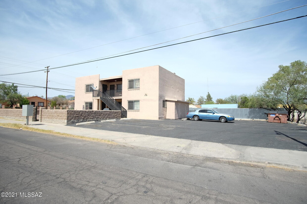 Primary Photo - 2462 N Balboa Ave