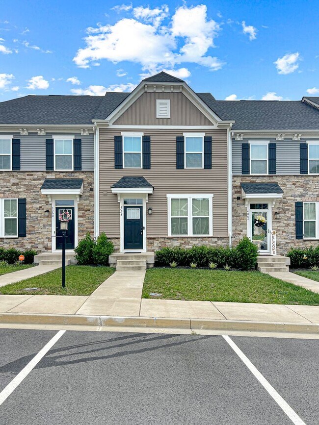Building Photo - Move-In Ready Townhome with Finished Basem...