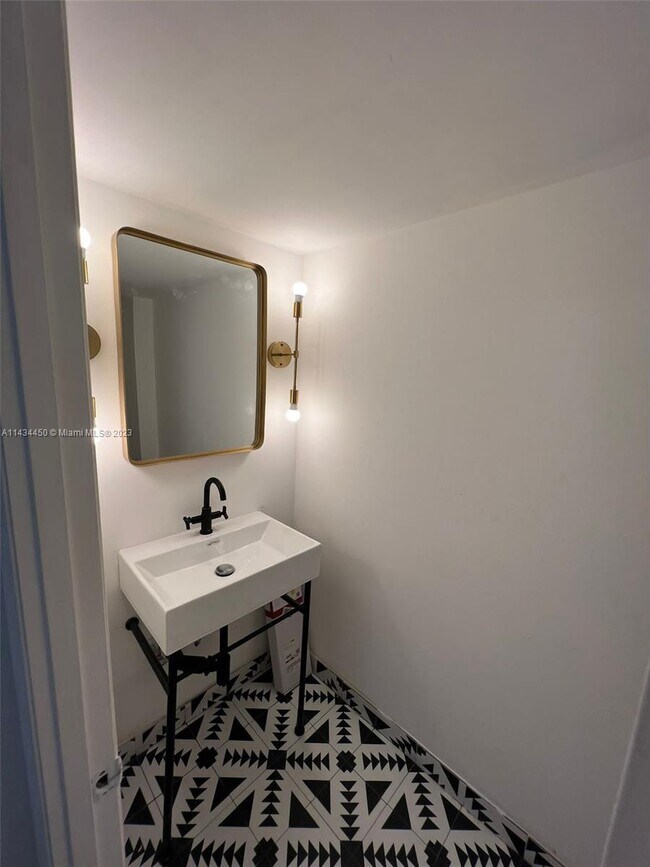 Foto del edificio - 9800 W Bay Harbor Dr