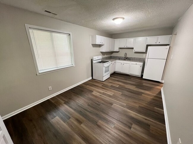 Building Photo - Three Bedroom Ranch Home