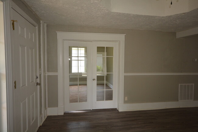 Building Photo - Beautifully Remodeled 3 Bedroom 1.5 Bath