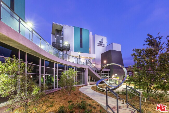 Foto del edificio - 8770 Washington Blvd