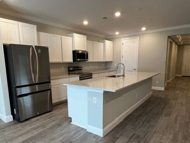 Foto del edificio - FOUR BEDROOMS and THREE BATHS For Rent