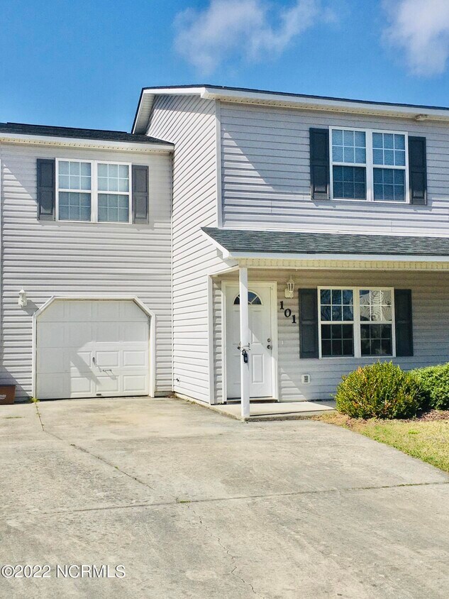 101 E Coopers Ct, Hubert, NC 28539 Townhome Rentals in Hubert NC
