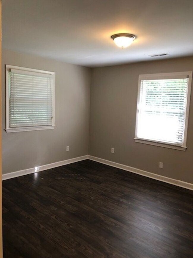 Building Photo - Large yard 3Bedroom 2 full bath