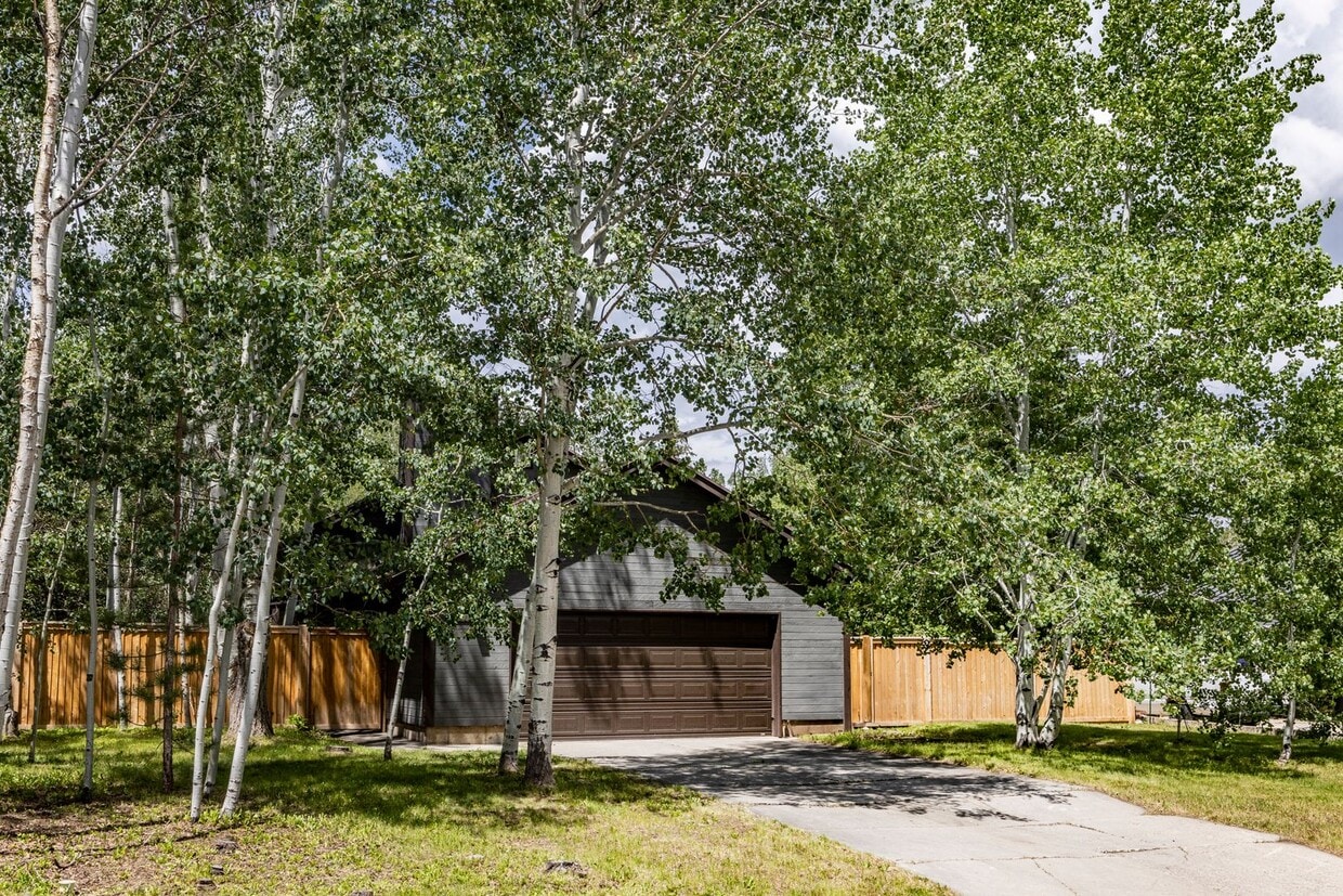 Primary Photo - Tranquil Park Meadows Escape with Large Pr...