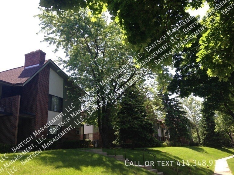 4332 N 94th St Unit 202, Wauwatosa, WI 53222 Room for Rent in