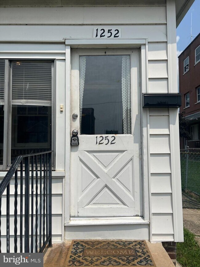 Building Photo - 1252 E 12th St