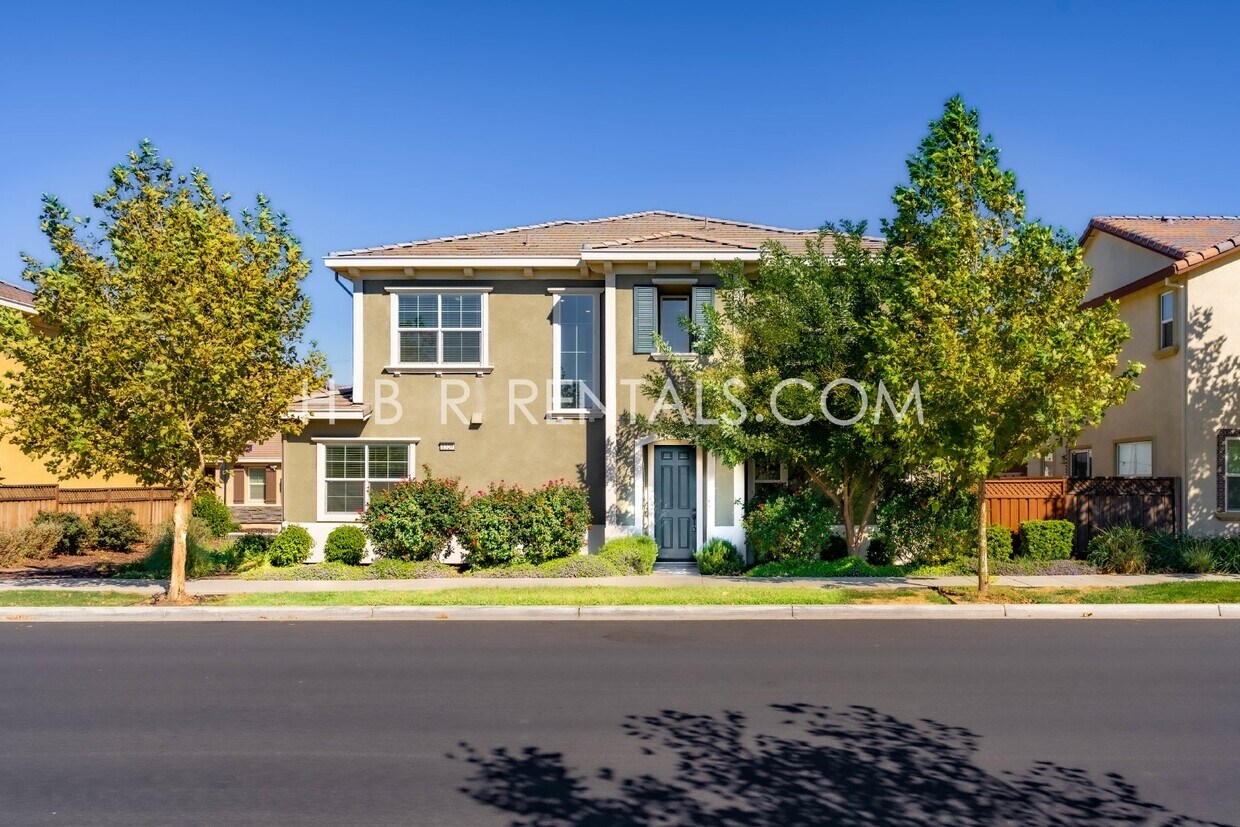 Primary Photo - Charming 5 -Bedroom Home with 3 Full Baths...