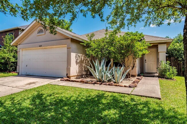 Building Photo - Beautiful Home in Southeast Austin – Pool ...