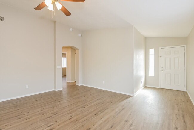 Foto del edificio - 9009 E Kinross Dr