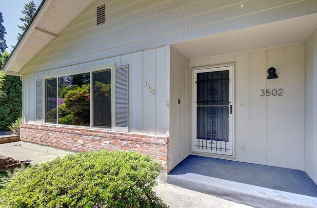 Building Photo - Royal Oaks Duplex
