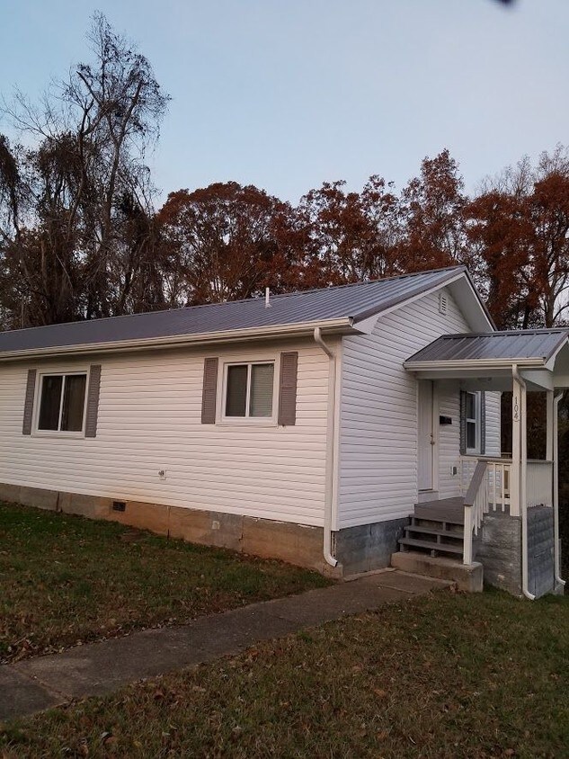 106 E Hunter Cir, Oak Ridge, TN 37830 Room for Rent in Oak Ridge, TN