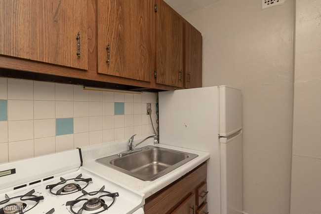 Building Photo - 444 W St James Pl