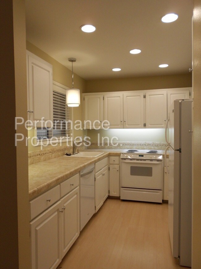 Building Photo - 5858 SW Riveridge Ln