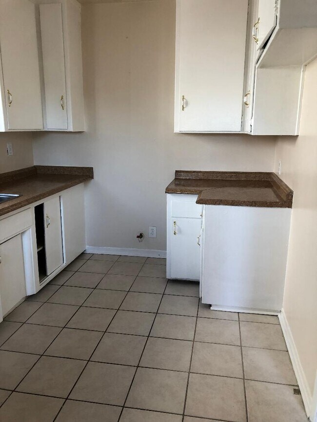 kitchen - 10619 S Van Ness Ave