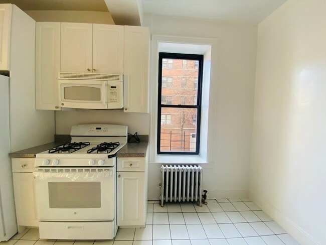 Building Photo - 235 E 38th St