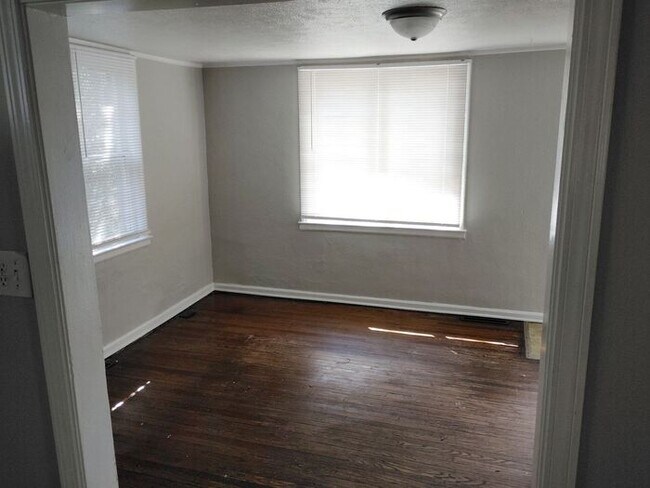 Building Photo - Mishawaka South Side Bungalo