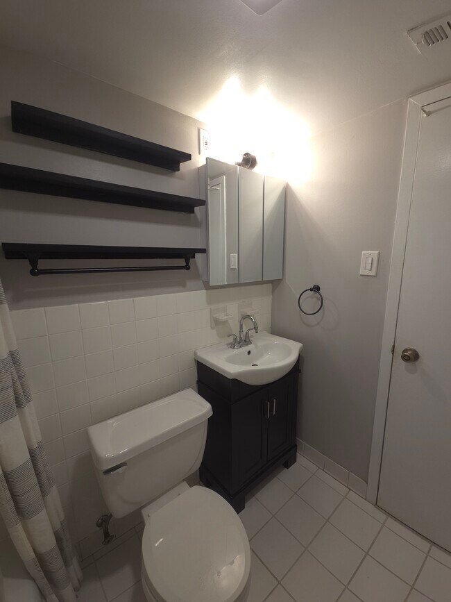 Building Photo - 5201 Duke St