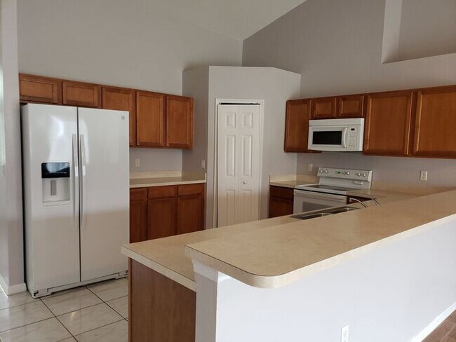 Building Photo - Single Family Home in Poinciana