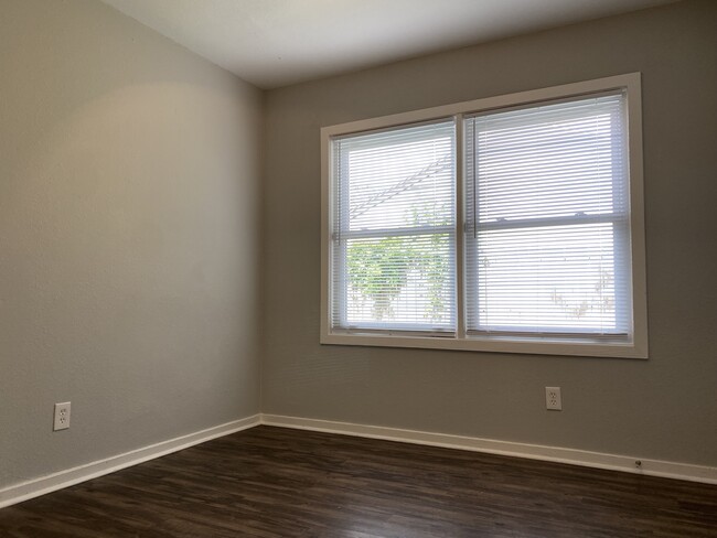 Middle bedroom - 4230 Friar Point Rd