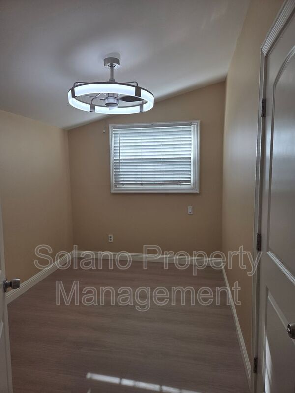 Foto del edificio - 721 Broadway St