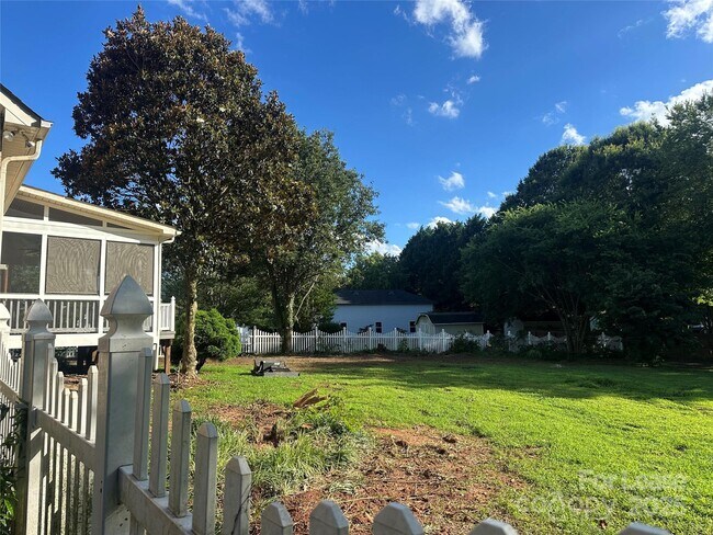 Building Photo - 127 Shoreview Dr