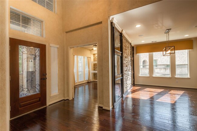 Building Photo - 28307 Rollingwood S Loop