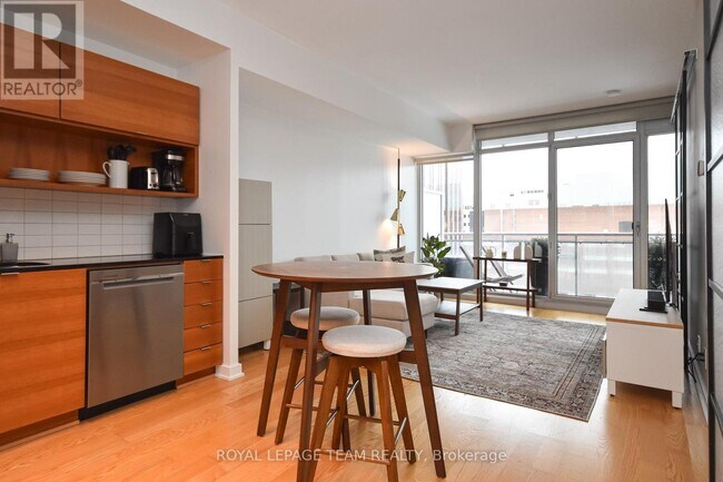 Building Photo - 324 Laurier Ave W