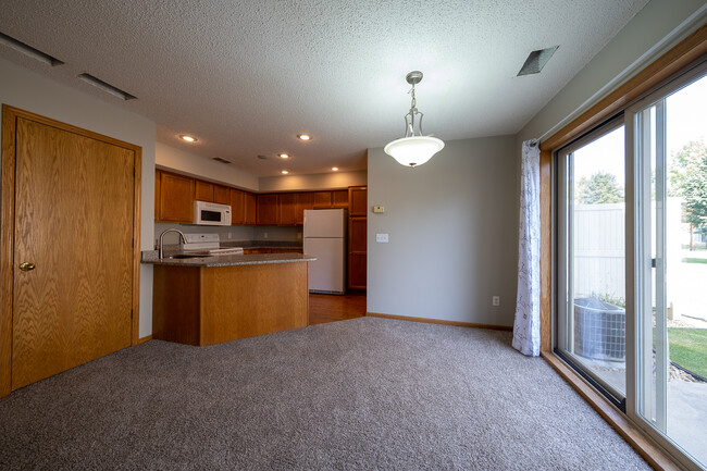 Building Photo - 39 Lilac Ln