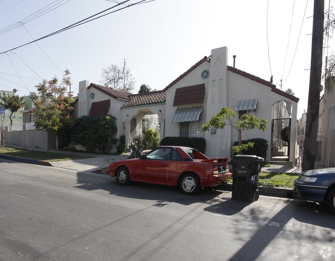 Foto del edificio - 4212-4216 1/2 Lockwood Ave