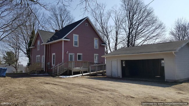 Building Photo - 3 br, 1 bath  - 433 E Bremer St Upstairs apt