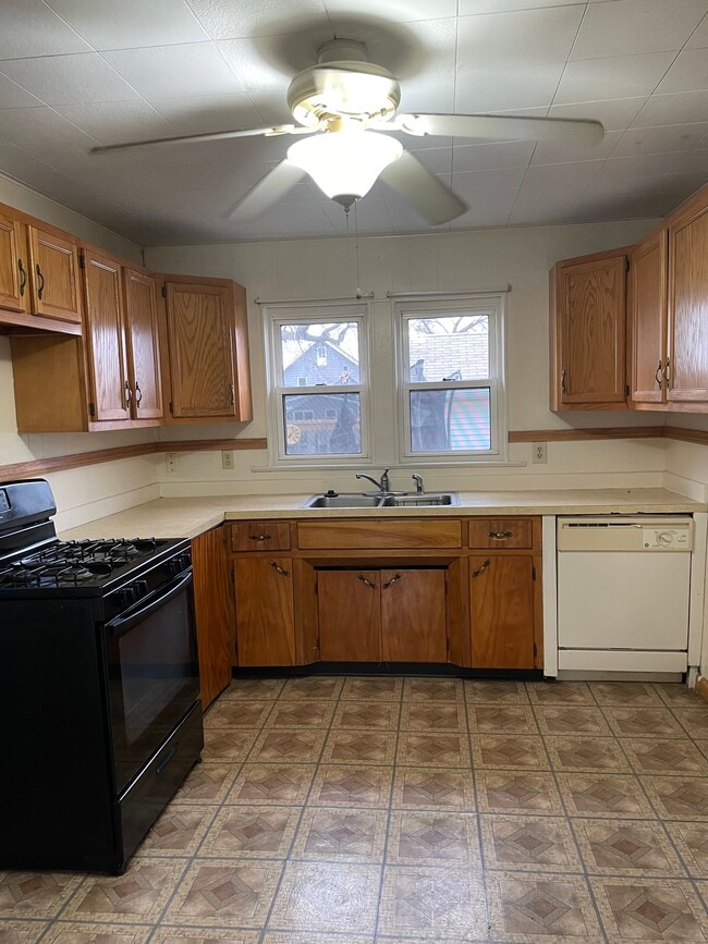Kitchen - 203 23rd St NW
