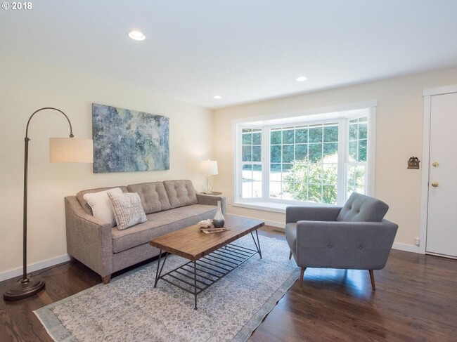 Foto del edificio - Charming One Level Ranch in Lake Oswego - It is a Must See!!