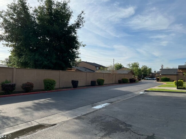 Building Photo - Two story condo in East Modesto!