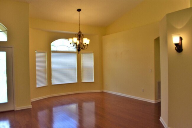 Building Photo - 5802 NW Fall Flower Ct