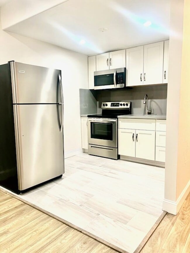Building Photo - Remodeled 1 BD / 1 BA in Outer Sunset