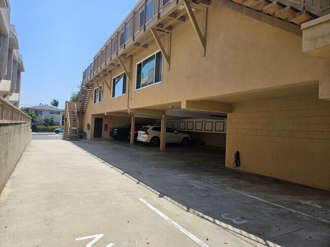 Building Photo - 2 bed 1.5 bath for rent just minutes away from the beach