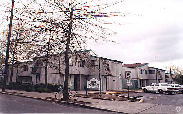 Foto del edificio - The Plaza Townhomes