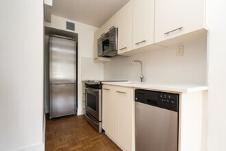Building Photo - 551 Eglinton Ave E