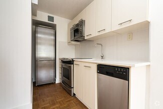 Building Photo - 551 Eglinton Ave E