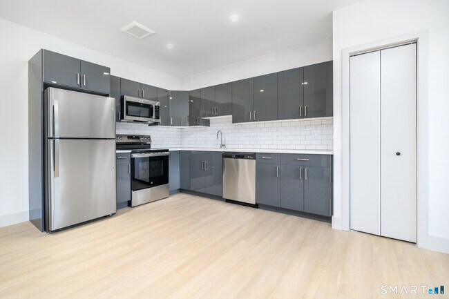 Foto del edificio - 1011 High Ridge Rd