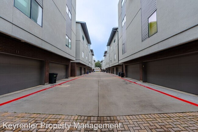 Building Photo - 2 br, 2.5 bath House - 1702 S. Lamar Blvd....