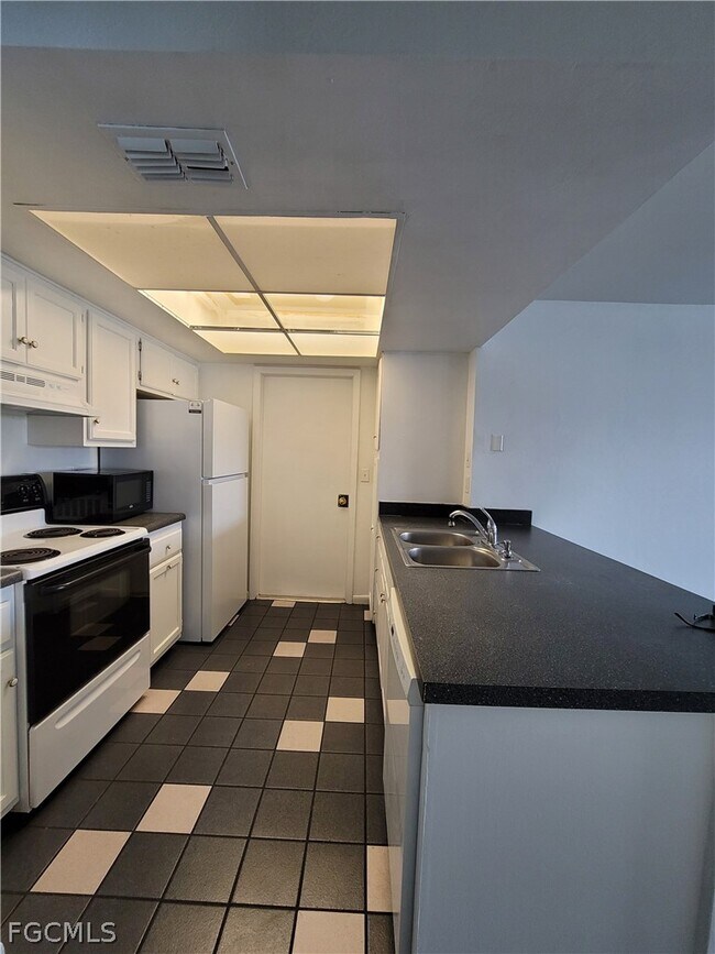 Foto del edificio - 931 SE 23rd Pl